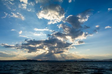 Anakkale Üzerindeki Çarpıcı Günbatımı: Ege Denizi üzerindeki Bulutlar Arasında Güneş Işıkları Kırılıyor - Doğa ve Seyahat Fotoğrafçılığı İçin Mükemmel