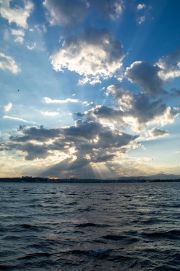 Anakkale Üzerindeki Çarpıcı Günbatımı: Ege Denizi üzerindeki Bulutlar Arasında Güneş Işıkları Kırılıyor - Doğa ve Seyahat Fotoğrafçılığı İçin Mükemmel