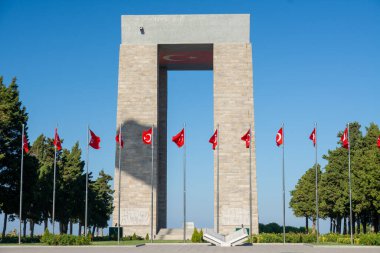 Türk Bayraklarıyla Canakkale Şehitleri Anıtı, Temiz Mavi Gökler Altında Gelibolu Kahramanlarına Haraç, Türkiye 'nin Tarihi Tarihi Tarihi Tarihi Tarihi