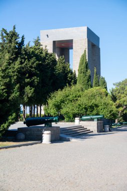 Türk Bayraklarıyla Canakkale Şehitleri Anıtı, Temiz Mavi Gökler Altında Gelibolu Kahramanlarına Haraç, Türkiye 'nin Tarihi Tarihi Tarihi Tarihi Tarihi