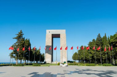Türk Bayraklarıyla Canakkale Şehitleri Anıtı, Temiz Mavi Gökler Altında Gelibolu Kahramanlarına Haraç, Türkiye 'nin Tarihi Tarihi Tarihi Tarihi Tarihi
