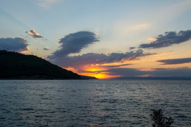 Tranquil Beach, Rocky Shore ve Serene Waters 'la Anakkale Sahili' nde Gün Batımı Doğa ve Seyahat Fotoğrafçılığı İçin Mükemmel