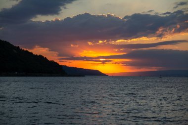 Tranquil Beach, Rocky Shore ve Serene Waters 'la Anakkale Sahili' nde Gün Batımı Doğa ve Seyahat Fotoğrafçılığı İçin Mükemmel