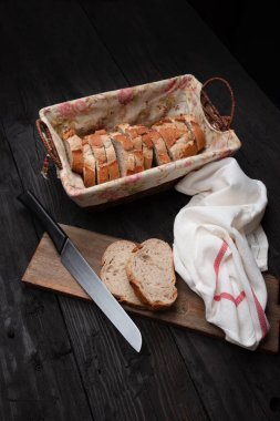 Tahta Masa üzerindeki Tahta Sepette Dilimlenmiş Tam Taneli Ekmek Ekmeği Görünümü - Fırın, Mutfak ve Çiftlik Evi Dekorasyonu Teması İçin Mükemmel