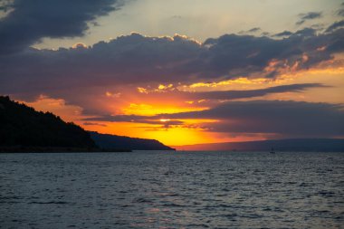 Tranquil Beach, Rocky Shore ve Serene Waters 'la Anakkale Sahili' nde Gün Batımı Doğa ve Seyahat Fotoğrafçılığı İçin Mükemmel