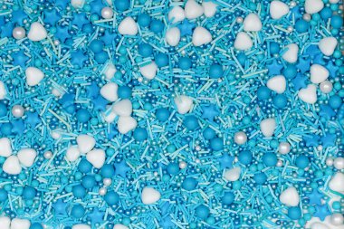 Canlı Mavi ve Beyaz Şeker İncilerinin Arkaplanı - Pasta Dekorasyonu ve Pişirme İçin Dekoratif Serpiştirme Deseni - Makro Yemek Fotoğrafı