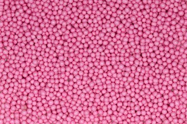 Canlı Pembe Şeker Serpiştirme Arkaplanı: Pasta Dekorasyonu ve Şekerleme Garnitürleri İçin Kullanılan Dekoratif Şeker İncilerinin Makro Fotoğrafı