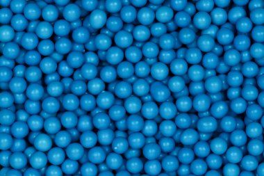 Canlı Mavi Şeker Serpiştirme Arkaplanı: Pasta Dekorasyonu ve Şekerleme Garnitürleri İçin Kullanılan Dekoratif Şeker İncilerinin Makro Fotoğrafı