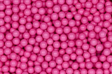 Canlı Pembe Şeker Serpiştirme Arkaplanı: Pasta Dekorasyonu ve Şekerleme Garnitürleri İçin Kullanılan Dekoratif Şeker İncilerinin Makro Fotoğrafı