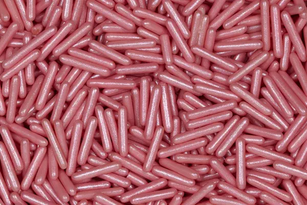 Pembe Metalik Çubuk Şekerli Şeker Serpiştirme Şablonu: Dekoratif Şekerleme ve Pasta Tasarımı İçin Dekoratif Şekerlemelerin Makro Fotoğrafları