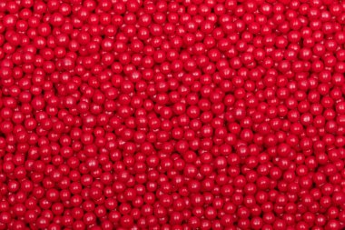 Kırmızı Parfümsüz Arkaplan Dokusu - Parlak Şeker Serpiştirme Yüzeyi ile Canlı Şeker İncileri Dekorasyon ve Şekerleme Fotoğrafı