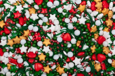 Noel Çiçekleri Arkaplanı - Kırmızı Yıldızlar, Beyaz İnciler ve Mevsimlik Şekerlemeler ve Tatlılar İçin Yeşil Jimmilerle Şenlikli Tatil Fırınlama Dekorasyonları