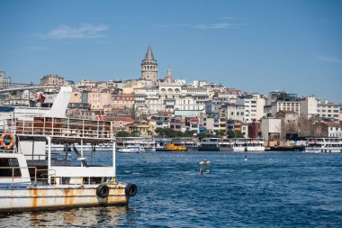 İstanbul Skyline with Galata Tower and Bosphorus Waterfront: Akdeniz Sahil Sahili 'nde Turizm Tekneleri ve Limanı Olan Tarihi Türk Kenti Panoramik Manzarası
