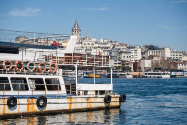 İstanbul Skyline with Galata Tower and Bosphorus Waterfront: Akdeniz Sahil Sahili 'nde Turizm Tekneleri ve Limanı Olan Tarihi Türk Kenti Panoramik Manzarası