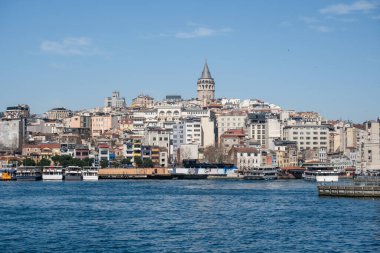 İstanbul Skyline with Galata Tower and Bosphorus Waterfront: Akdeniz Sahil Sahili 'nde Turizm Tekneleri ve Limanı Olan Tarihi Türk Kenti Panoramik Manzarası