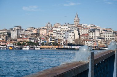 İstanbul Skyline with Galata Tower and Bosphorus Waterfront: Akdeniz Sahil Sahili 'nde Turizm Tekneleri ve Limanı Olan Tarihi Türk Kenti Panoramik Manzarası