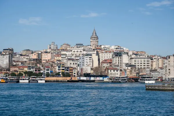 İstanbul Skyline with Galata Tower and Bosphorus Waterfront: Akdeniz Sahil Sahili 'nde Turizm Tekneleri ve Limanı Olan Tarihi Türk Kenti Panoramik Manzarası