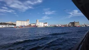 Güneşli bir günde İstanbul Boğazı 'nda Feribot Takip Eden Martılar, Wake Trails, City Skyline View ve Harbor Breakwater - Deniz Yolculuğu Deniz Güvertesi Perspektifi