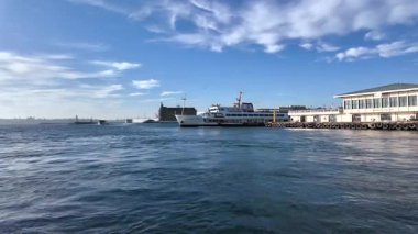Güneşli bir günde İstanbul Limanı 'ndan kalkan feribot Mavi Deniz ve Açık Gökyüzü, Güzel Boğaz Manzaralı Yolcu Gemisi ve Martıları