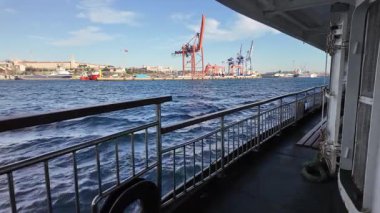 İstanbul, Boğaz 'da Yavaş Feribot Yolculuğu: Martılar, Dalgalar ve Güneşli Gün