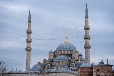 Majestic Ottoman Architecture of the New Mosque in Istanbul: Stunning Domes, Minaret, and Golden Accents Showcasing Cultural Heritage