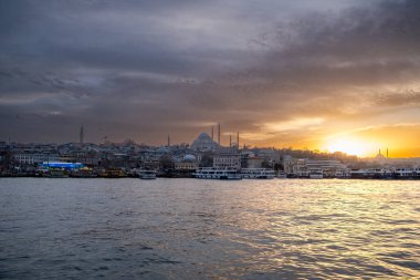 Eminn Sunset: Süleyman Camii Silueti, Feribot ve Tur tekneleri Altın Boynuz, İstanbul Akşam Sahnesi