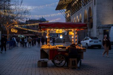 03.13.2025, Eminn 'deki Kalabalık Baharat Pazarı, İstanbul Halkı Vibrant Stalls, Yerel Tedarikçiler ve Geleneksel Türk Sokak Hayatı Arasında Tarihi Mısır Pazarı' nda Alışveriş Yapıyor