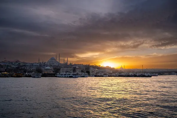 Eminn Sunset: Süleyman Camii Silueti, Feribot ve Tur tekneleri Altın Boynuz, İstanbul Akşam Sahnesi