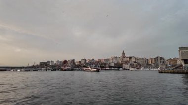 03.13.2025, İstanbul Feribotu Eminn İskelesi 'nden Tarihi Cami Arkaplanıyla Kalkıyor - ehir Hatlar Yolcu Gemisi İstanbul Şehri' nin manzarasıyla Boğaz Sularında