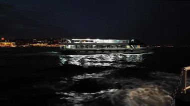 03.13.2025, Boğaz Gece Yolculuğu: Ay Işığı Altında Tur Tekneleri, İstanbul Akşam Sahnesi