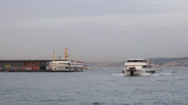 03.13.2025, Karaky İskelesi: Feribot ve Tur Botları Tarihi İstanbul Rıhtımı, Boğaz Trafik Sahnesi