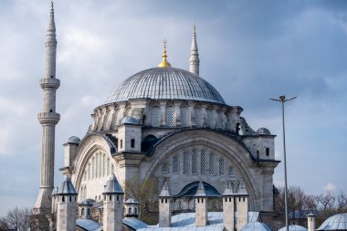 İstanbul 'daki Sleymaniye Camii: Türkiye' de Minaret, Kubbe, Kemerler, Taş ve Hilal Altında Bulutlu Gökyüzü Tarihi Osmanlı Mimarisi