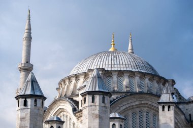 İstanbul 'daki Sleymaniye Camii: Türkiye' de Minaret, Kubbe, Kemerler, Taş ve Hilal Altında Bulutlu Gökyüzü Tarihi Osmanlı Mimarisi
