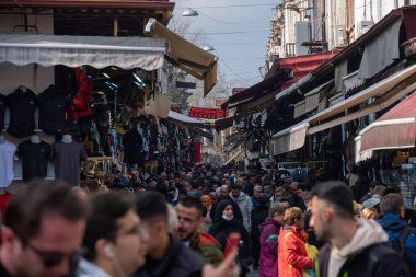 03.04.2025, İstanbul, Türkiye. Yerel Alışveriş ve Turistlerle Dolu Geleneksel Pazar Caddesi - Türk Çarşısında Canlı Mağazalar ve Kültür Değişimi Olan Otantik Kentsel Alışveriş Bölgesi