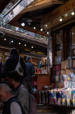 04.03.2025, İstanbul, Türkiye. İstanbul 'daki Tarihi Kitap Pazarı - Beyazt Geleneksel Türk Pazarı' ndaki Sahaflar ars Kitapçısında Müşteriler Eski Kitaplara Bakıyorlar