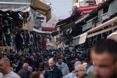 03.04.2025, İstanbul, Türkiye. Yerel Alışveriş ve Turistlerle Dolu Geleneksel Pazar Caddesi - Türk Çarşısında Canlı Mağazalar ve Kültür Değişimi Olan Otantik Kentsel Alışveriş Bölgesi