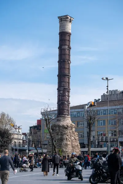 04.03.2025, İstanbul, Türkiye. Beyazt Meydanı, İstanbul 'daki Tarihi Emberlita Sütunu- Mimari Zarafet, Kültür Mirası ve Şehir Tarihi Yansıtan Antik Roma Tarihi Tarihi.