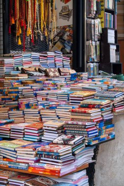 04.03.2025, İstanbul, Türkiye. İstanbul 'daki Tarihi Kitap Pazarı - Beyazt Geleneksel Türk Pazarı' ndaki Sahaflar ars Kitapçısında Müşteriler Eski Kitaplara Bakıyorlar
