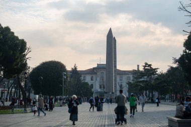 04.03.2025, İstanbul, Türkiye. İstanbul Sultanahmet Meydanı 'ndaki Antik Mısır Obelisk - Bizans Hipodrom Bölgesi' nde Meşhur Türk Tarihi Simgesini Keşfeden Turistlerle çevrili Tarihi Anıt