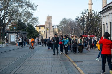 04.03.2025, Türkiye. İstanbul 'da Tarihi Sultanahmet Meydanında Uluslararası Turistlere Öncü Tur Rehberi Arkaplan Camii ile Meşhur Türk Kültür Bölgesi Gezisi Deneyimi