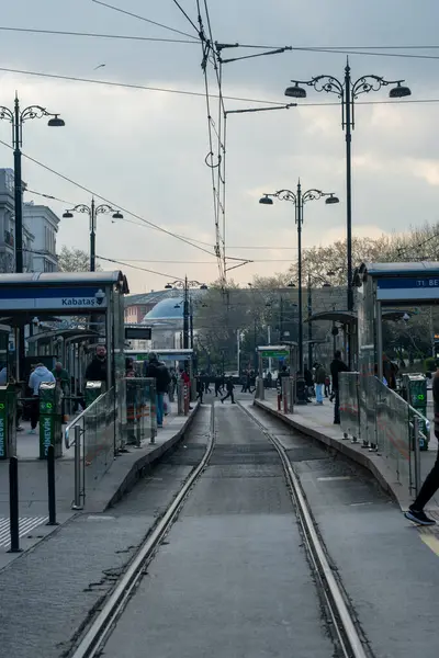 04.03.2025, İstanbul, Türkiye. Modern Mağazalar, Kablolu TV 'ler ve Ticaret Bölgesi Boyunca Yürüyen Halk kalabalığının yer aldığı Avrupa Şehir Merkezi Tramvaylı Yayalar