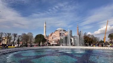 04.03.2025, İstanbul, Türkiye. Süslü havuzda çeşme oyunu, arka planda Ayasofya meydanı..