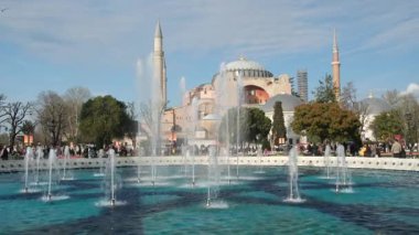 04.03.2025, İstanbul, Türkiye. Süslü havuzda çeşme oyunu, arka planda Ayasofya meydanı..