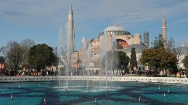 04.03.2025, İstanbul, Türkiye. Süslü havuzda çeşme oyunu, arka planda Ayasofya meydanı..