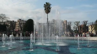 04.03.2025, İstanbul, Türkiye. Süslü havuzda çeşme oyunu, arka planda Ayasofya meydanı..