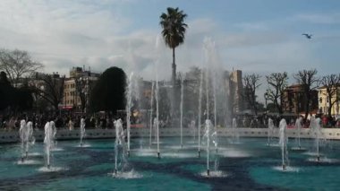 04.03.2025, İstanbul, Türkiye. Süslü havuzda çeşme oyunu, arka planda Ayasofya meydanı..