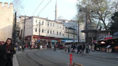 04.03.2025, İstanbul, Türkiye. Sirkeci, İstanbul 'da Akşam Şehir Sahnesi: Metro Vagonları ve Yayalar Canlı Şehir Hayatı Ortasında Yollarda Geziniyor