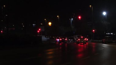 İstanbul 'da Kartal Sahili' nde Akşam Trafiği Araçlar, Trafik Işıkları, Islak Asfalt Yansımaları ve Türkiye 'de Gece Sokak Işıkları