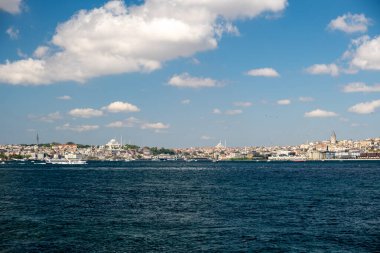 İstanbul Panoramik Gökyüzü Görünümü Derin Mavi Boğaz Suları Üzerinde - Yumuşak Beyaz Bulutlar Altında Temiz Gökyüzü Altında Türk Kenti Manzarası