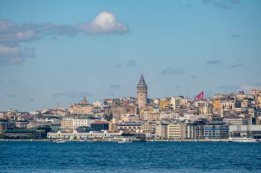 İstanbul Şehir Tarihi Galata Kulesi ve Karaky Feribot İskelesi ile Güneşli Gün - Türk Metropolü 'nün Boğaz Altındaki Gökdeleni Panoramik Manzarası